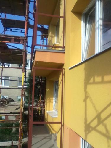 0050. ocelové zábradlí a dělící stěny balkonu, revitalizace panelového domu, Hodonín