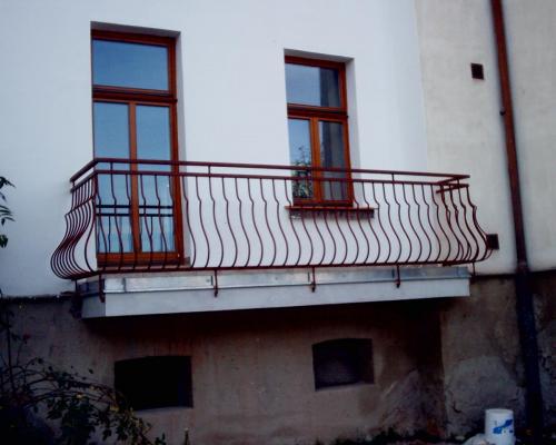 0062. zábradlí balkonu, kovářské prvky, činžovní dům, Brno