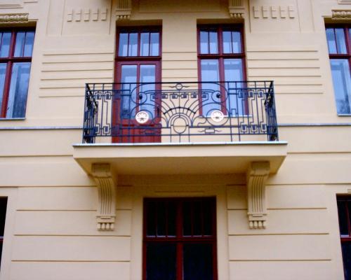 0065. replika  zábradlí balkonu, prvorepublikového domu, Brno Hlinky