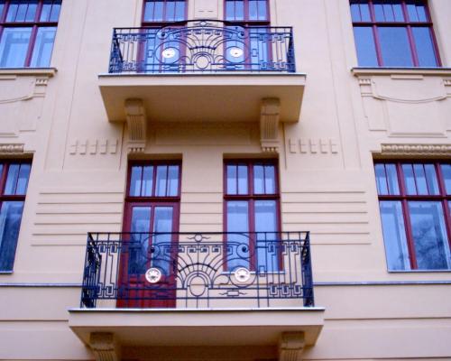 0066. replika  zábradlí balkonu, prvorepublikového domu, Brno Hlinky