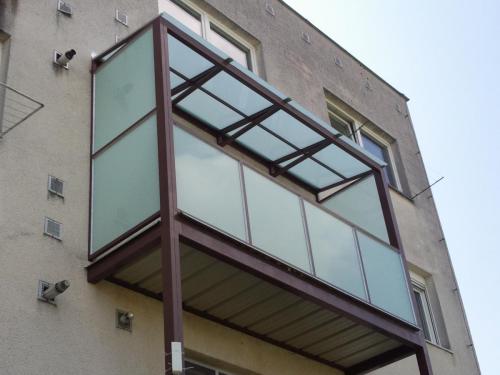 0083. přístavba balkonu se skleněnými výplněmi a stříškou, panelový dům Hustopeče