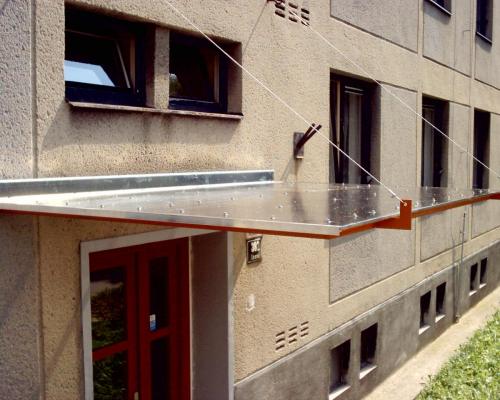 0088. stříška nad vchodem panelového domu, Brno Lesná